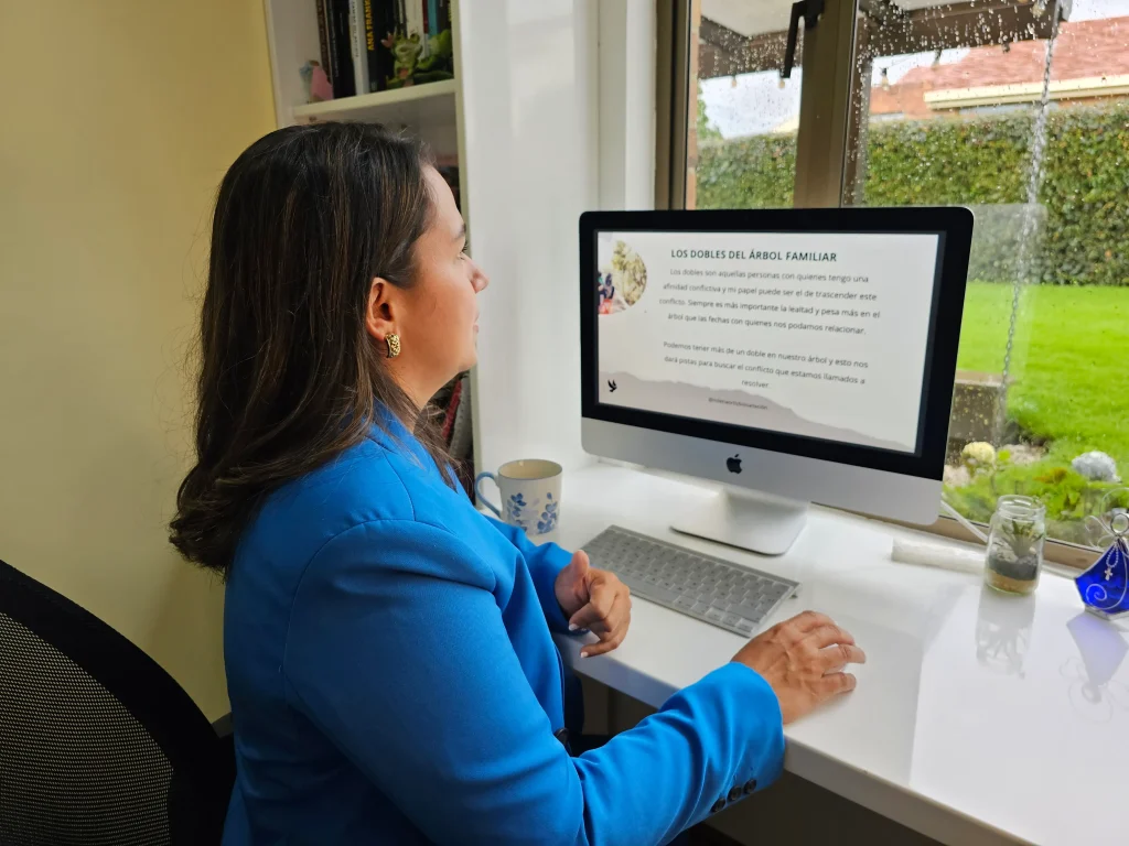 Milena Ortiz haciendo análisis de árbol familiar